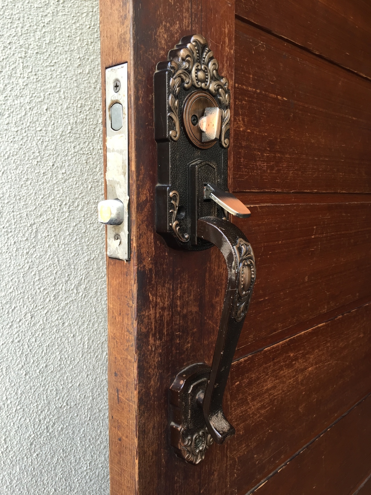 戸建住宅の古い鍵も交換します。