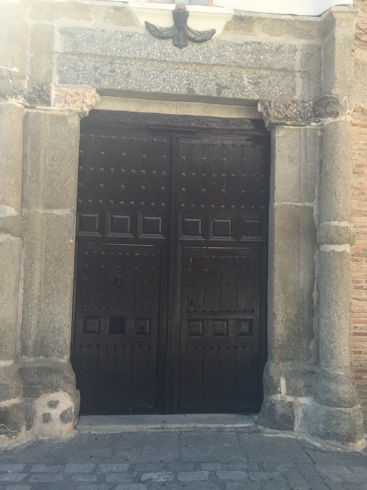 古い重厚な木製ドア