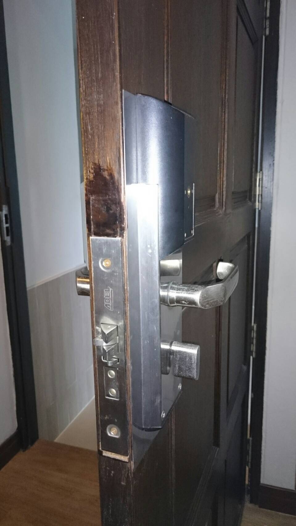 古い木製ドアにADELのカード錠